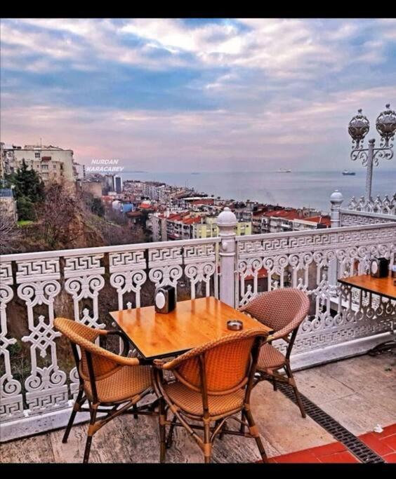 Апартаменти 3+1 , Historical Elevator, Warm House Next To Sea Ізмір Екстер'єр фото